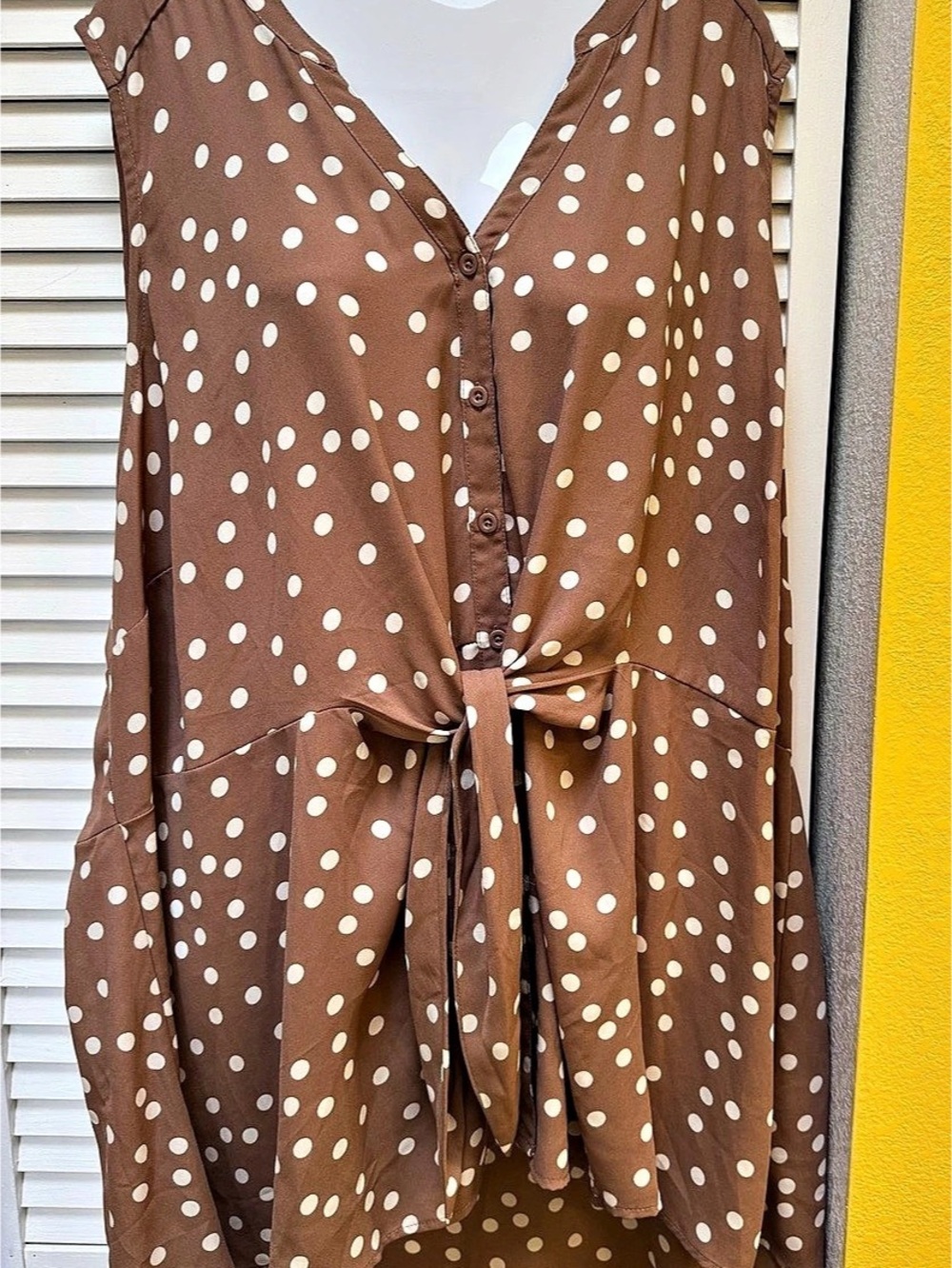 Torrid Polka Dot Tie Front Top in Brown & White Size 4 Like